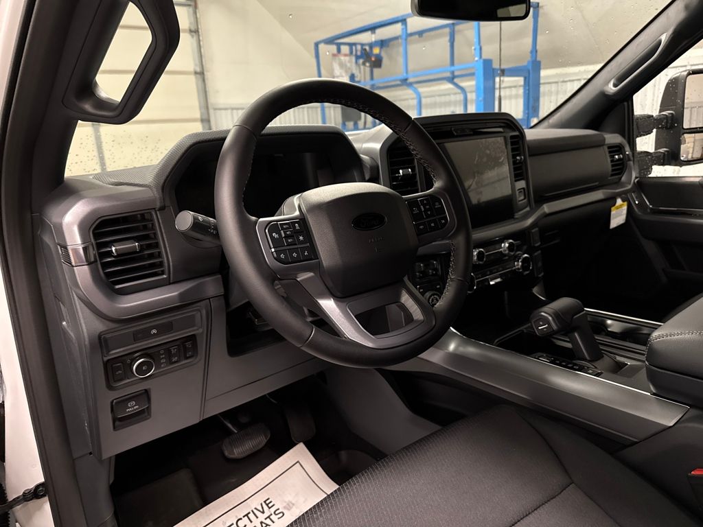 2025 Ford F-150 XLT photo 16
