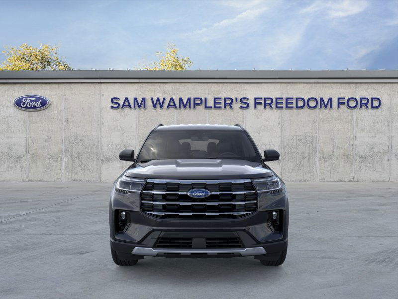 2025 Ford Explorer photo 2