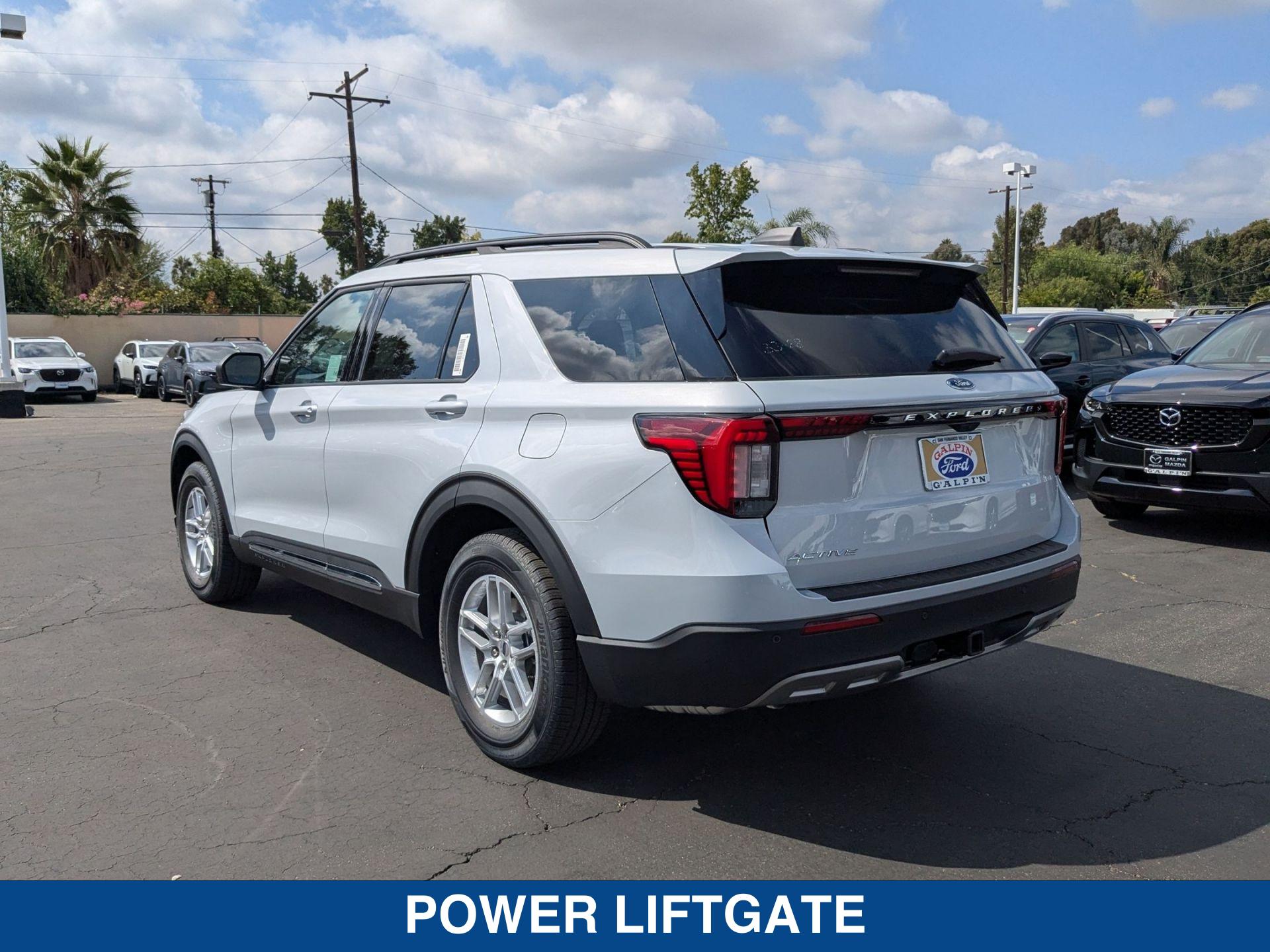 2025 Ford Explorer photo 6
