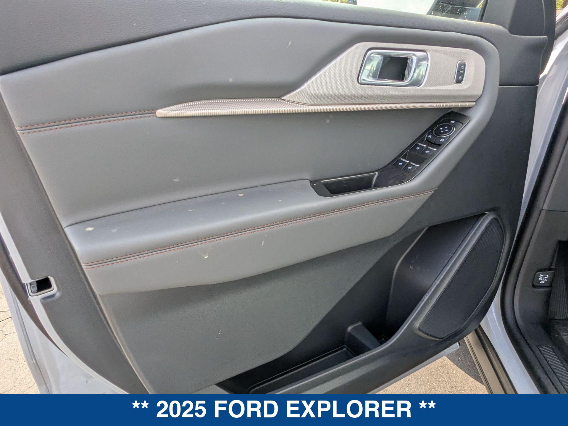 2025 Ford Explorer photo 13