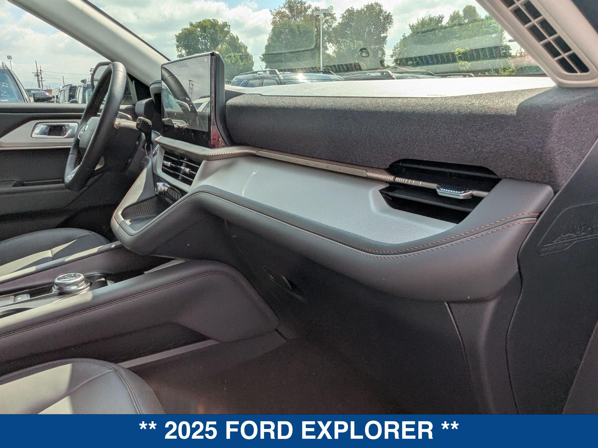 2025 Ford Explorer photo 21
