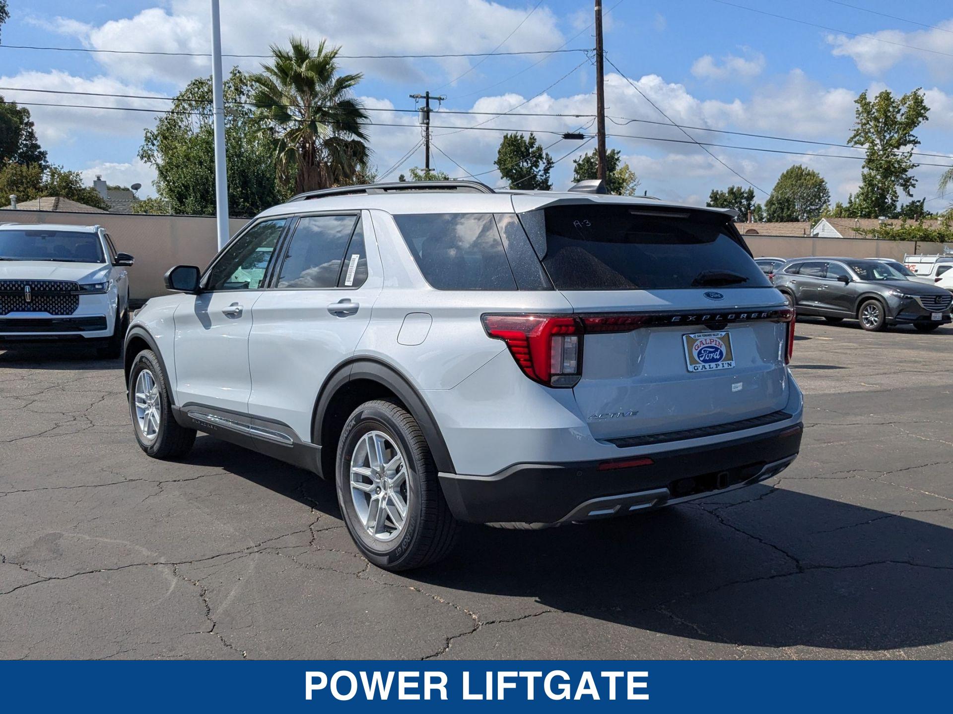 2025 Ford Explorer photo 6