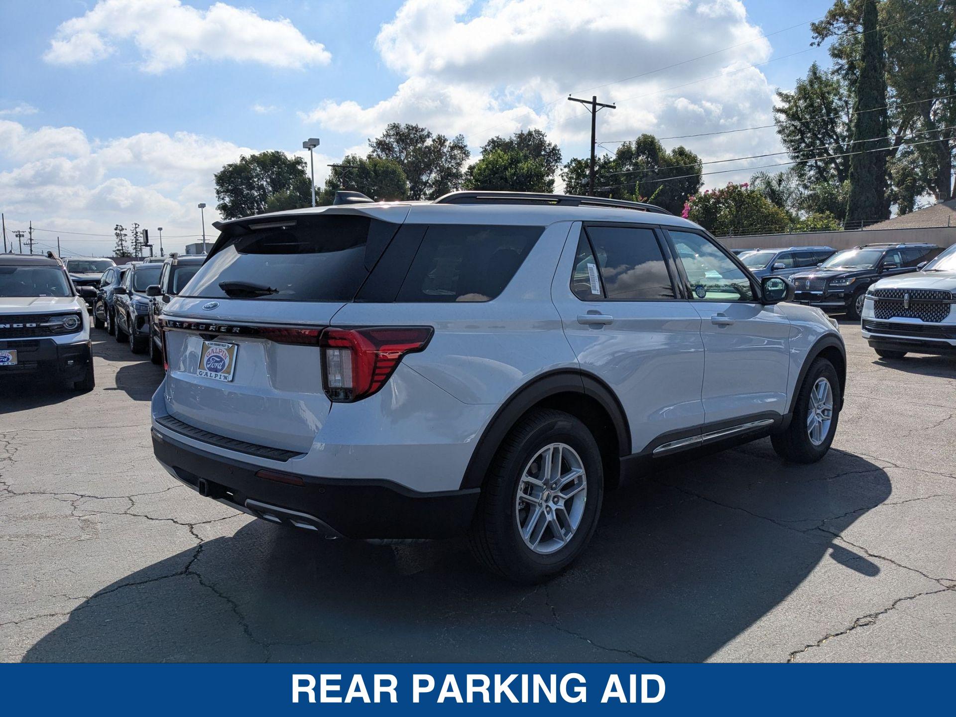 2025 Ford Explorer photo 8