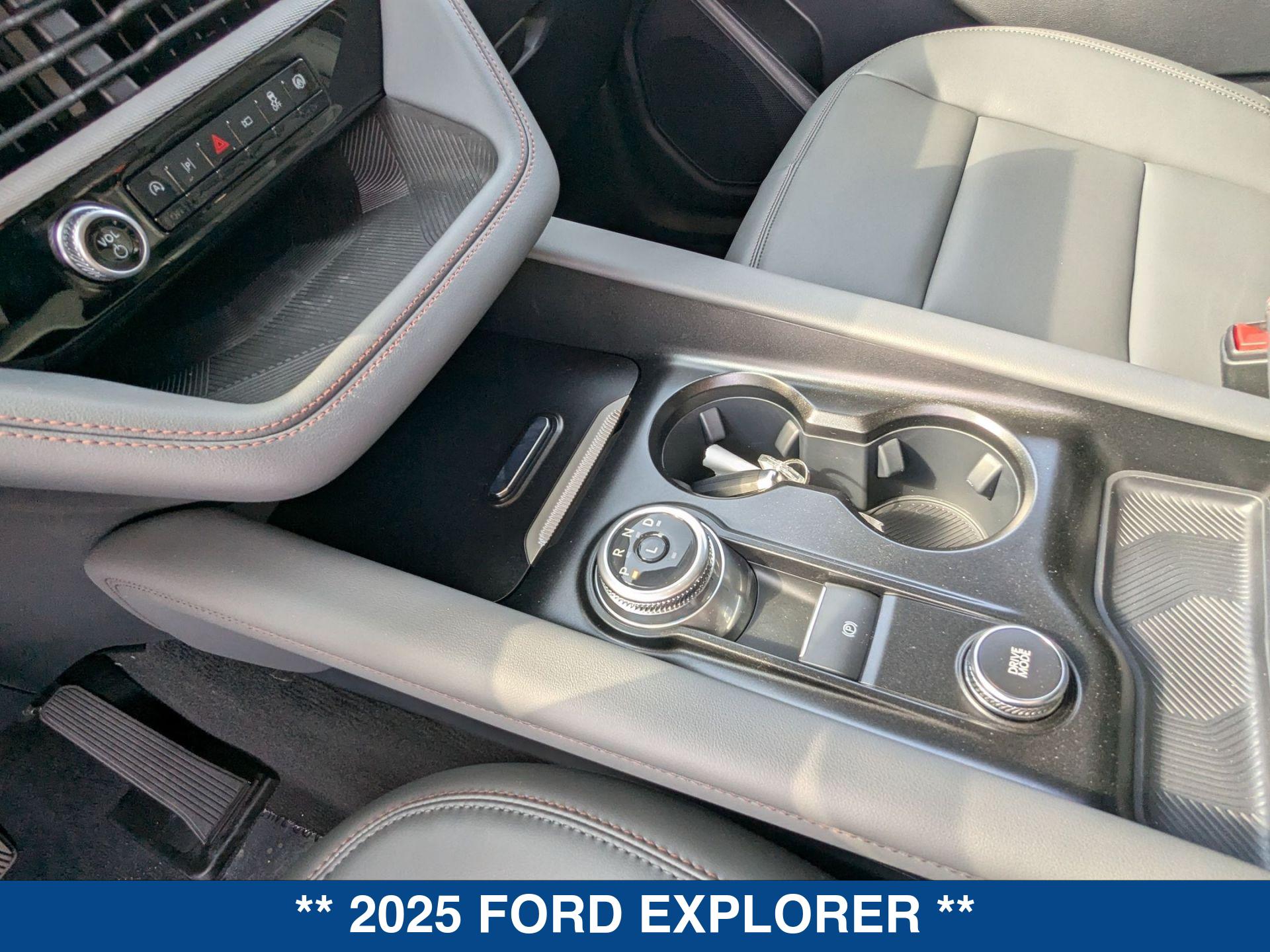 2025 Ford Explorer photo 17