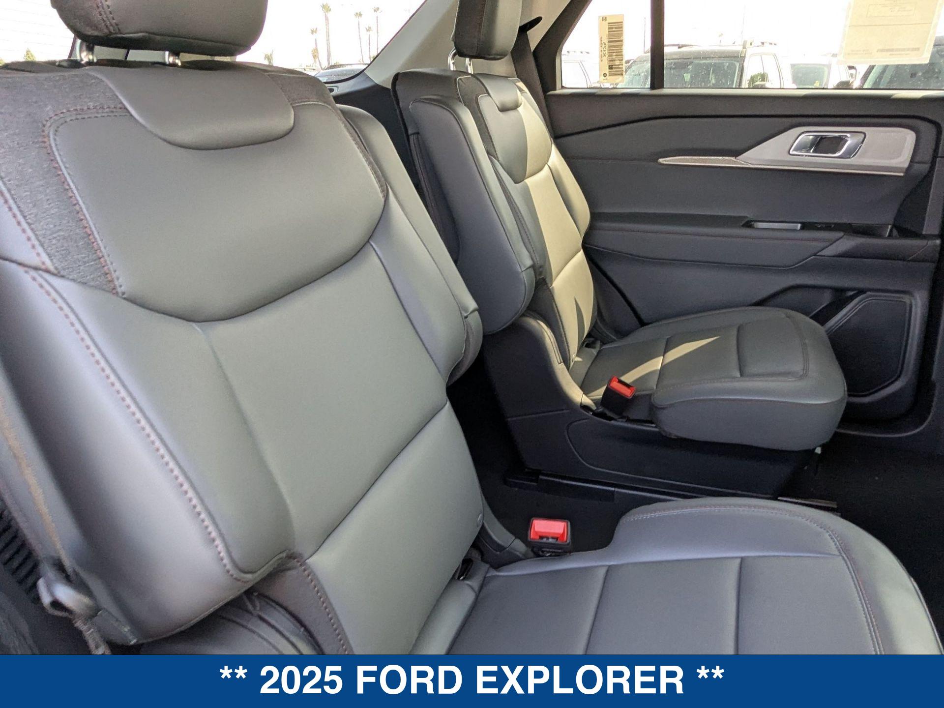 2025 Ford Explorer photo 20