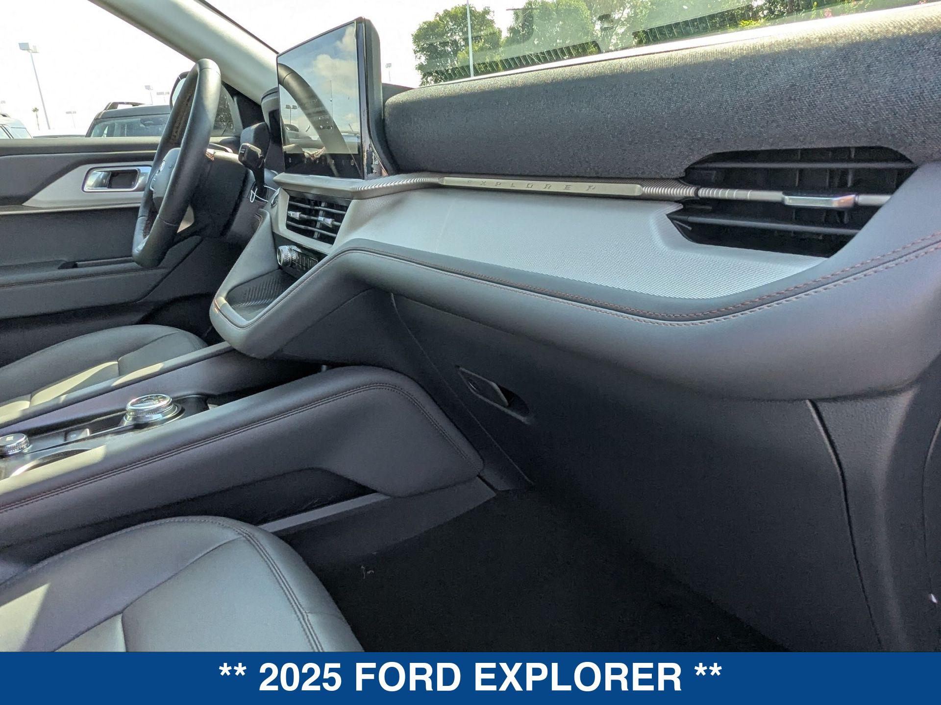 2025 Ford Explorer photo 21