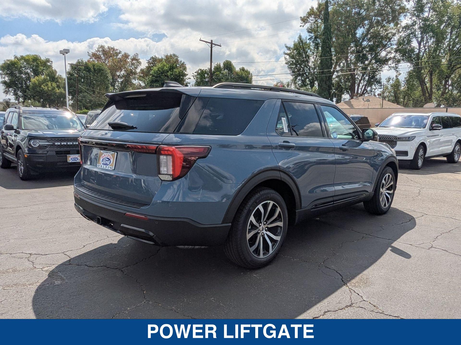 2025 Ford Explorer ST ST-Line photo 8