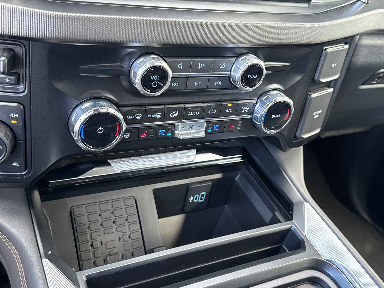 2024 Ford F-250 Platinum photo 28