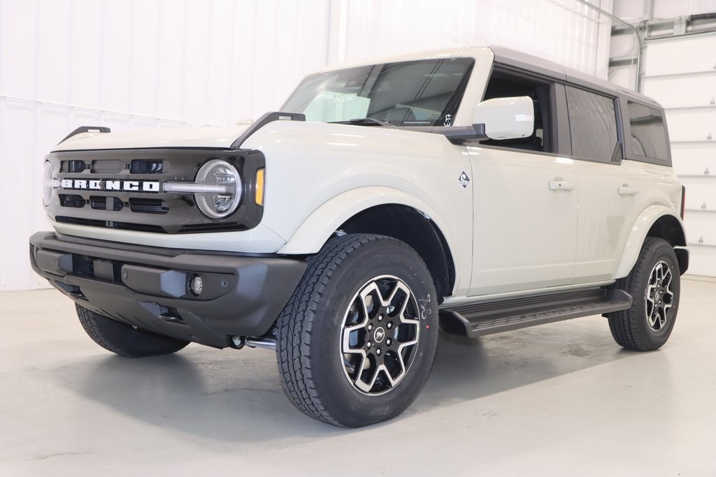 2025 Ford Bronco Outer Banks photo 3
