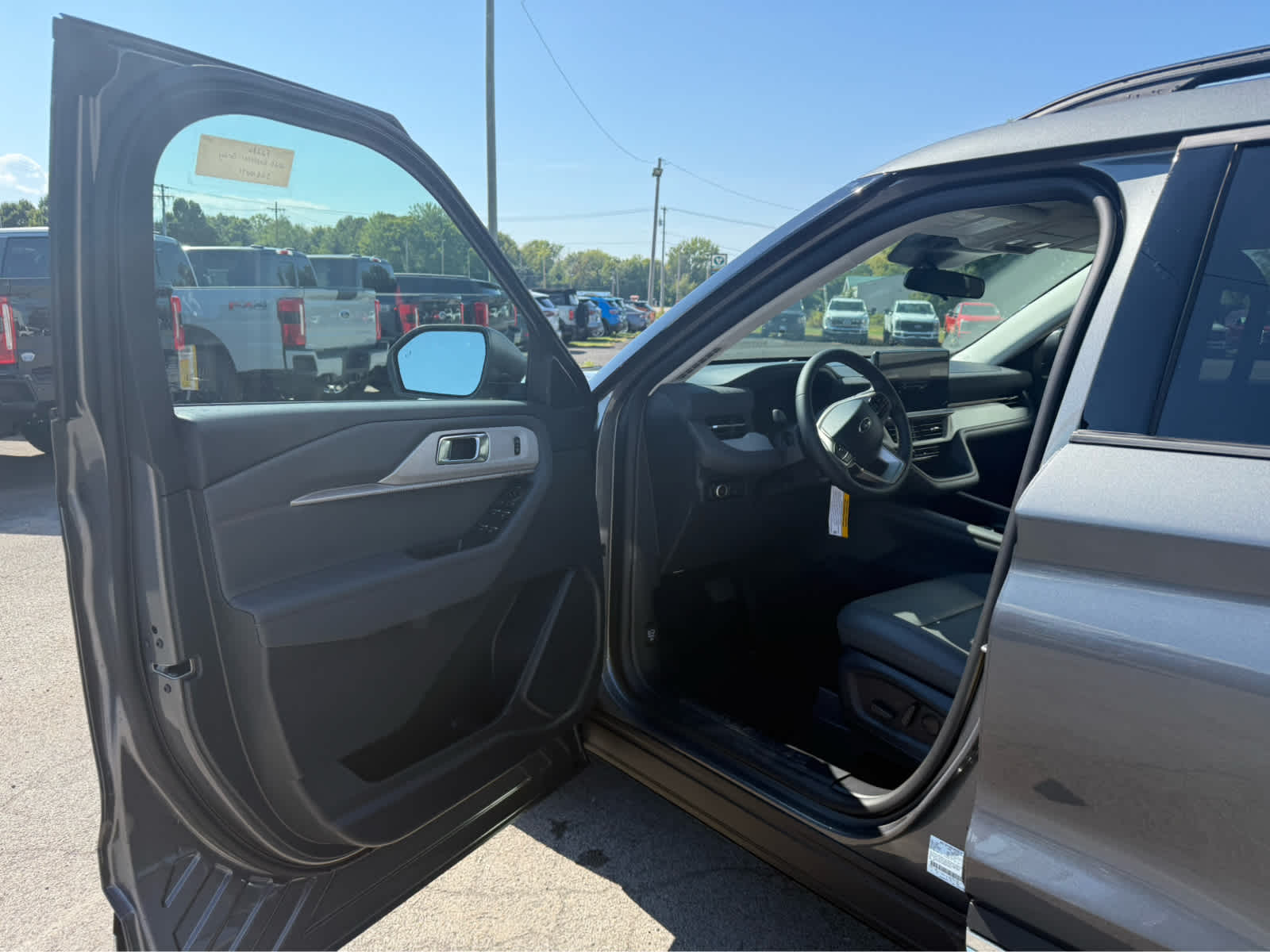 2025 Ford Explorer photo 3