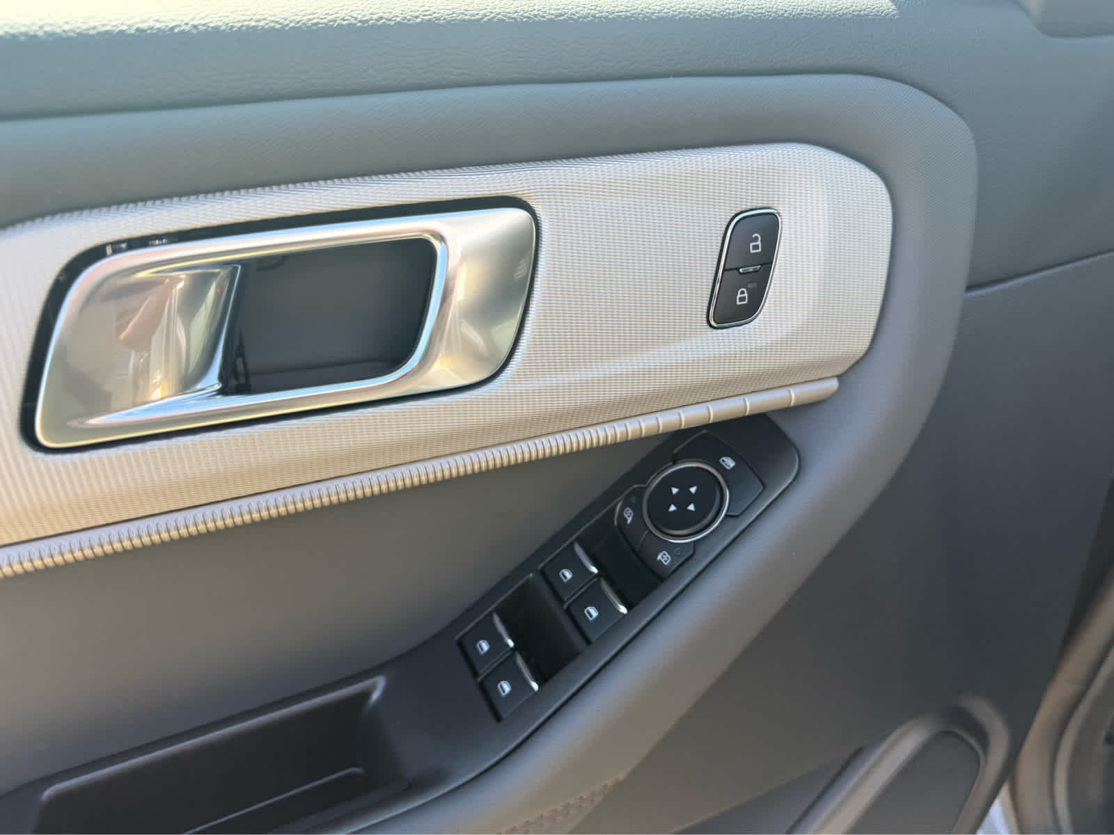 2025 Ford Explorer photo 4