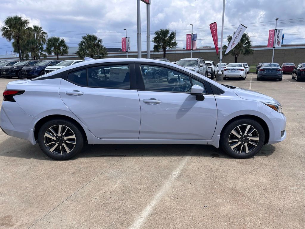 2025 Nissan Versa 1.6 SV photo 4