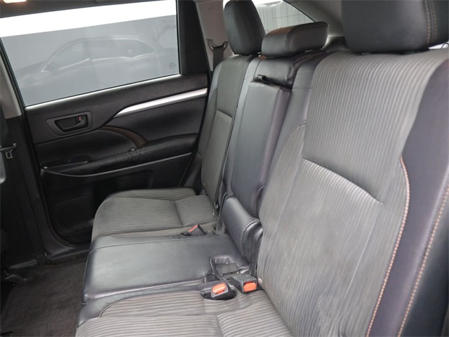 2015 Toyota Highlander LE photo 10