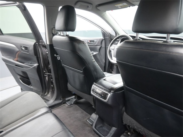 2015 Toyota Highlander LE photo 26