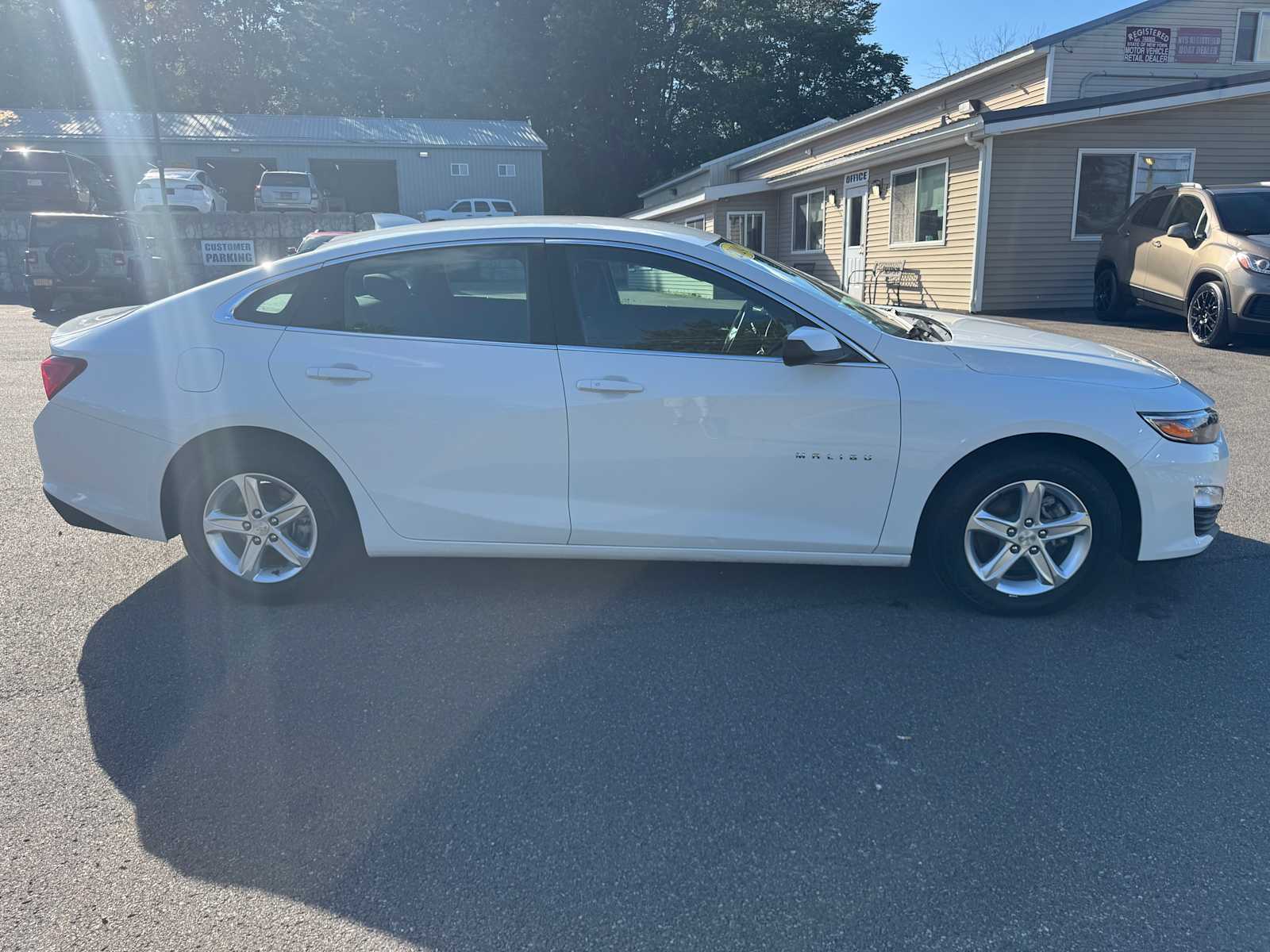 2024 Chevrolet Malibu 1LT photo 2