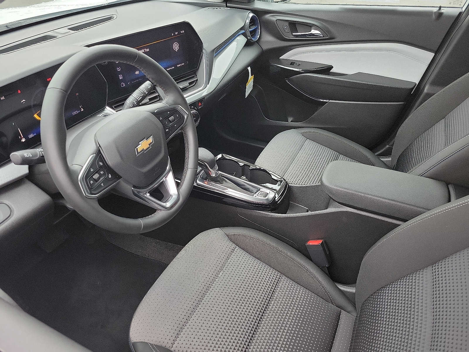 2025 Chevrolet Trax LT photo 2