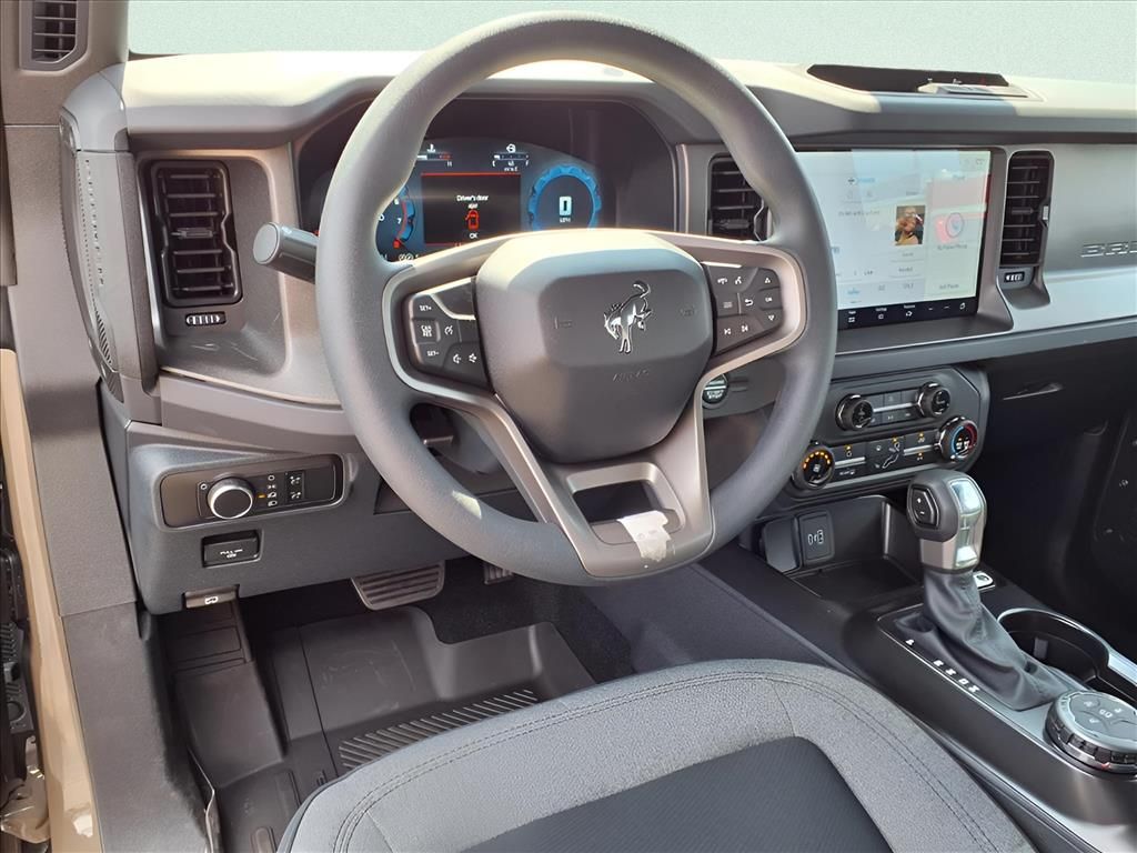 2025 Ford Bronco Base photo 9