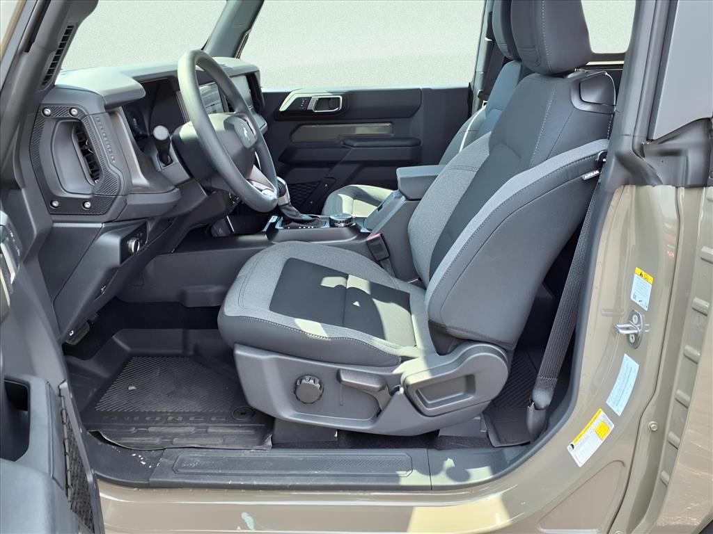 2025 Ford Bronco Base photo 19