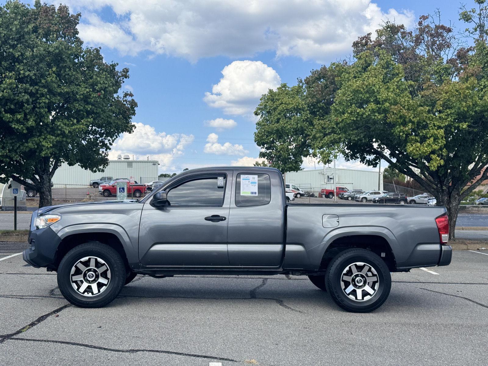 2017 Toyota Tacoma SR photo 4