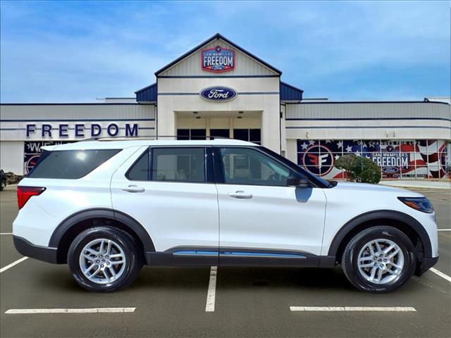 2025 Ford Explorer photo 4