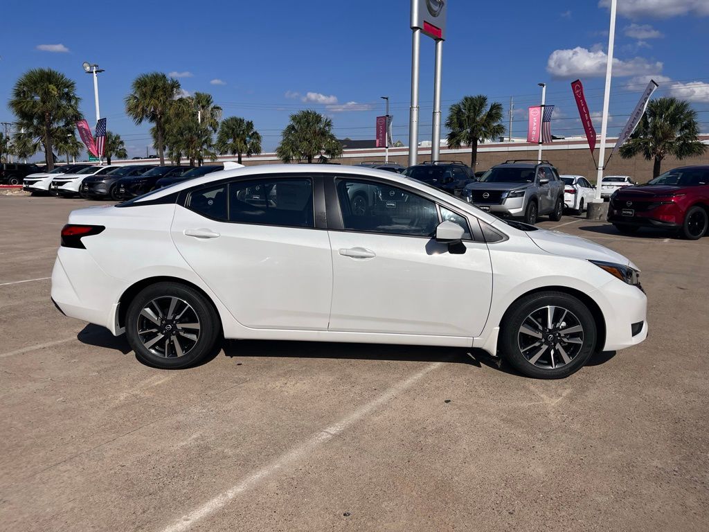2025 Nissan Versa 1.6 SV photo 4