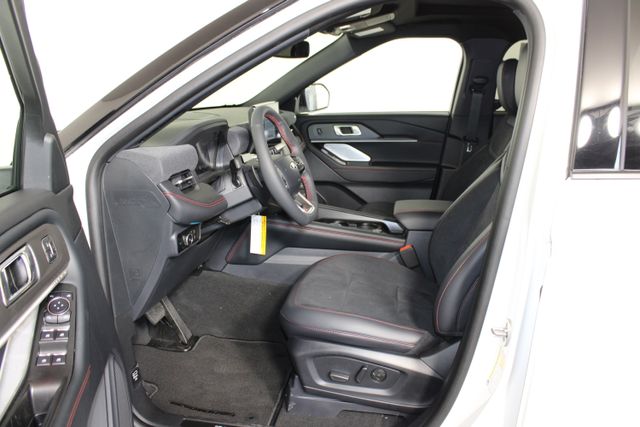 2025 Ford Explorer ST photo 4