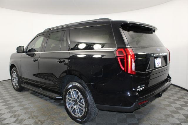 2025 Ford Expedition photo 2