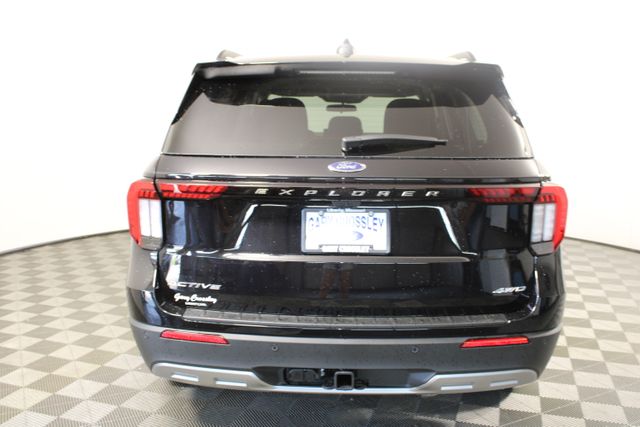 2025 Ford Explorer photo 2