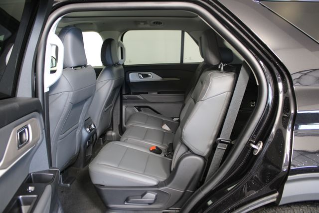 2025 Ford Explorer photo 16