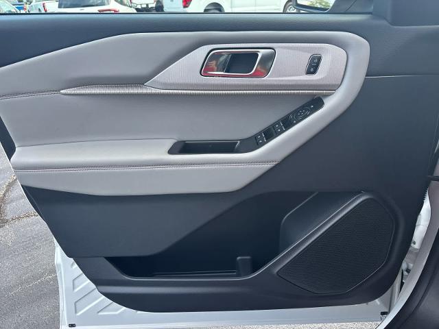 2025 Ford Explorer photo 12