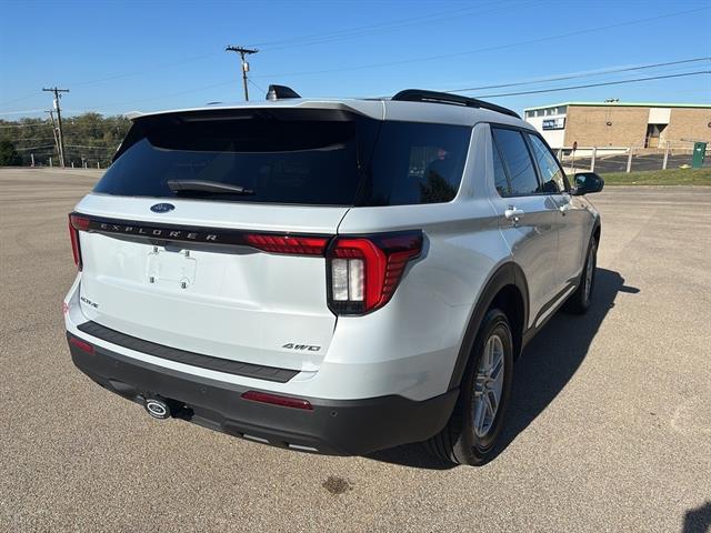 2025 Ford Explorer photo 2