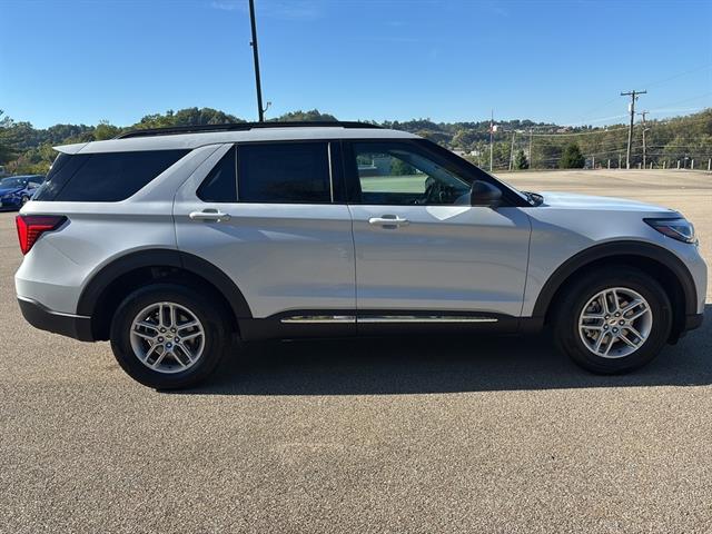 2025 Ford Explorer photo 3
