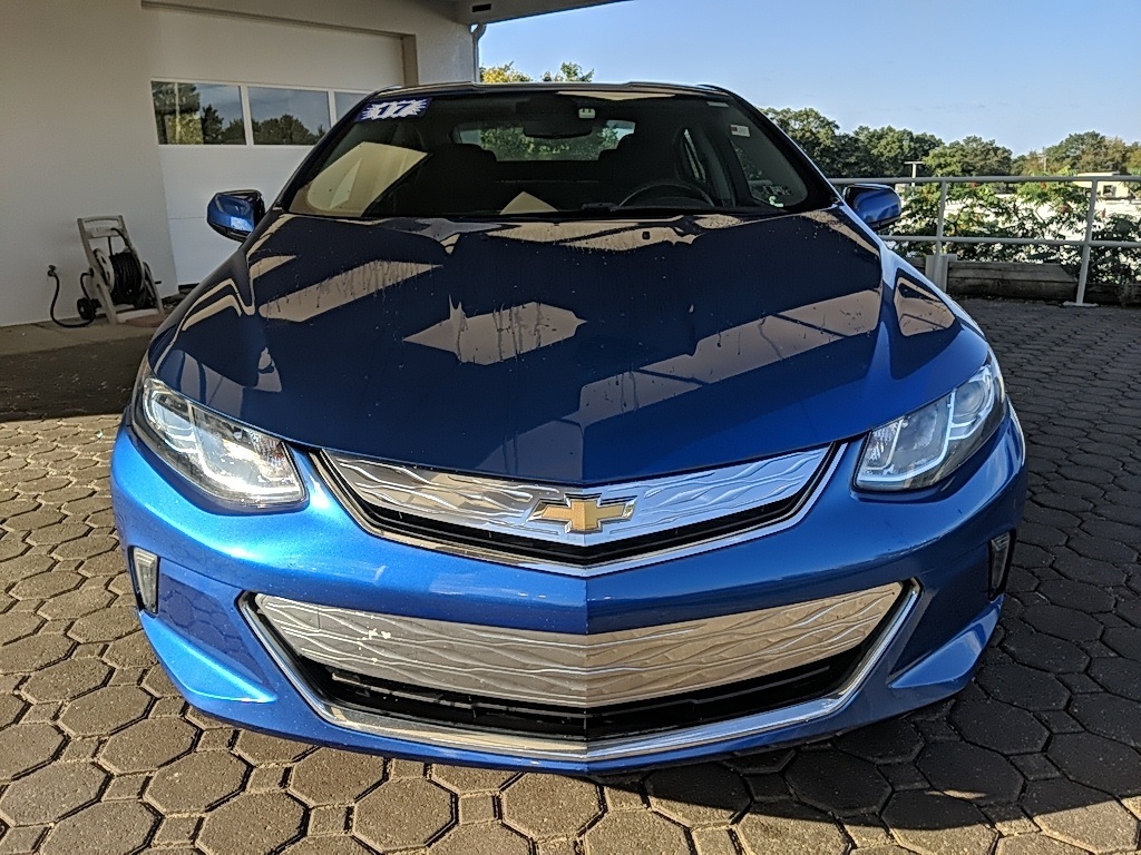 2017 Chevrolet Volt LT photo 2