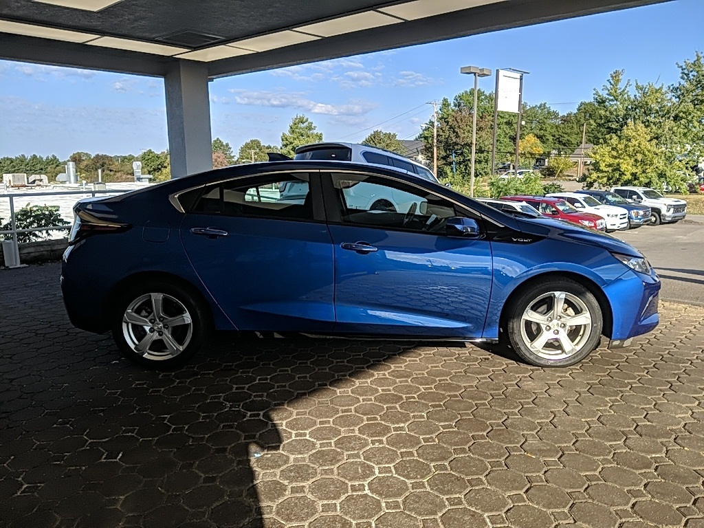 2017 Chevrolet Volt LT photo 4