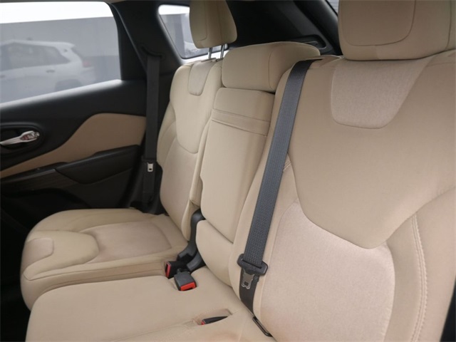 2015 Jeep Cherokee Sport photo 9