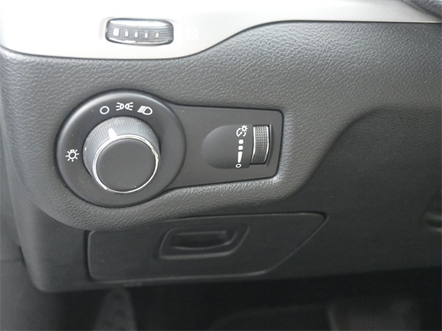 2015 Jeep Cherokee Sport photo 18