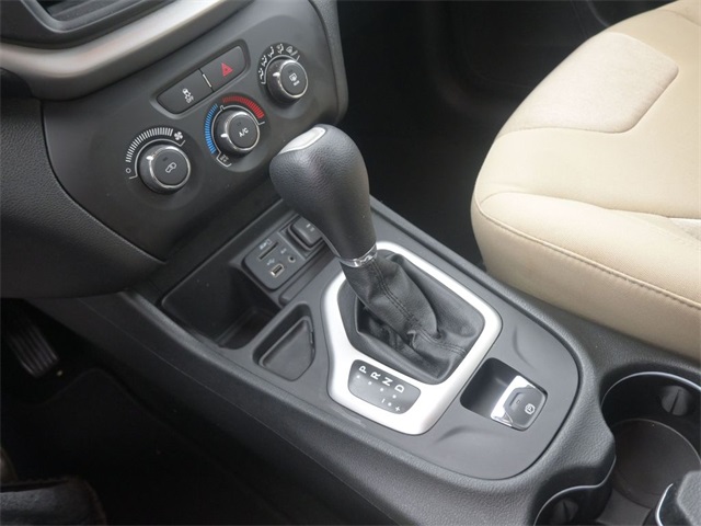 2015 Jeep Cherokee Sport photo 29