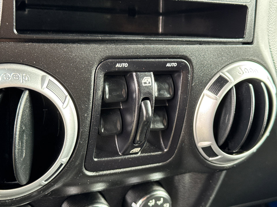 2015 Jeep Wrangler Unlimited Rubicon photo 24
