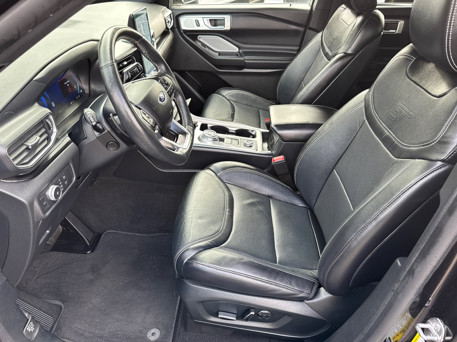 2020 Ford Explorer ST photo 25