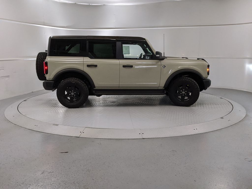 2025 Ford Bronco Outer Banks photo 2