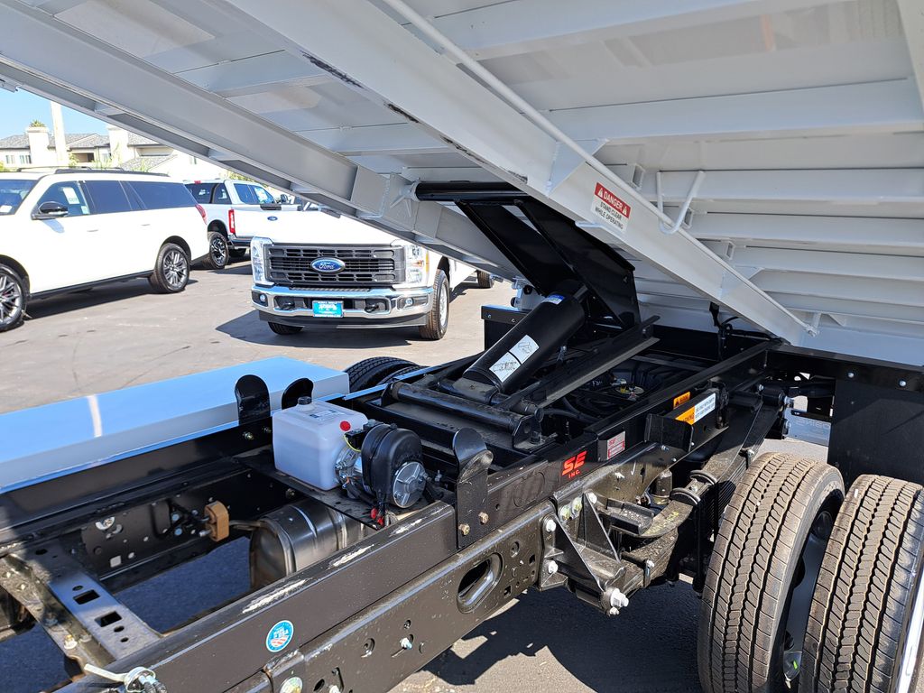 2025 Ford F-550 photo 5