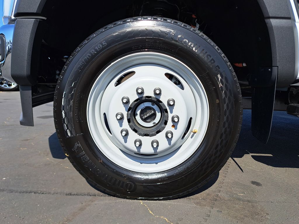 2025 Ford F-550 photo 8
