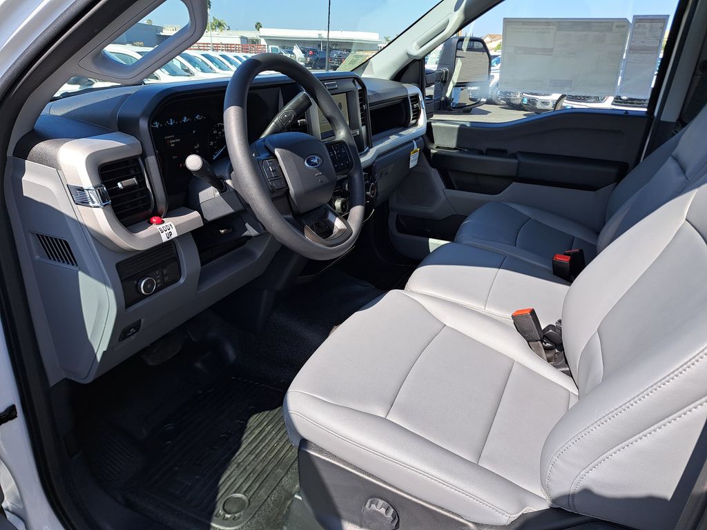 2025 Ford F-550 photo 9