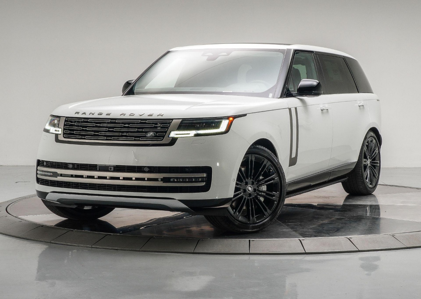 2025 Land Rover Range Rover SE's photo