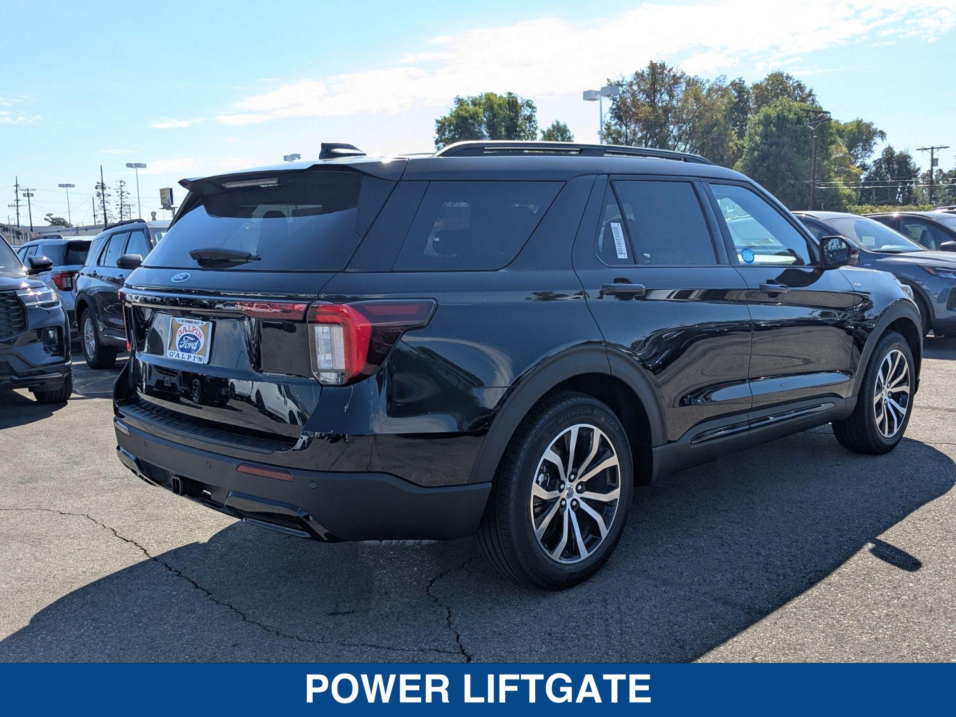 2025 Ford Explorer ST ST-Line photo 8