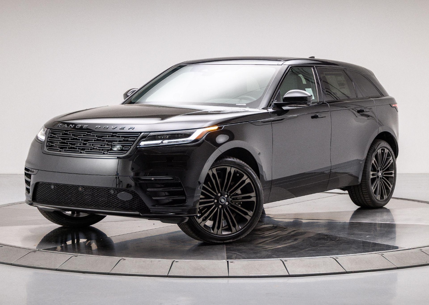 2026 Land Rover Range Rover Velar Dynamic SE's photo