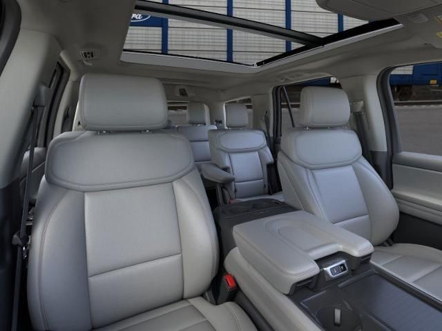 2025 Ford Expedition photo 8