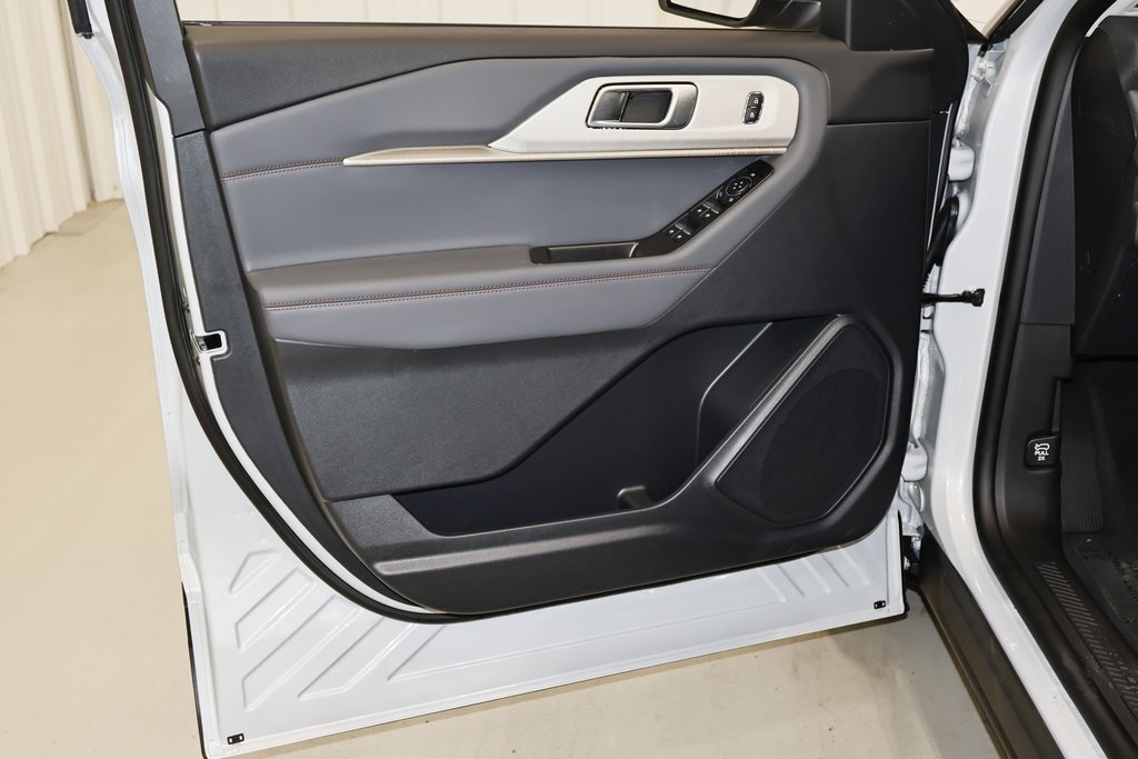 2025 Ford Explorer photo 9