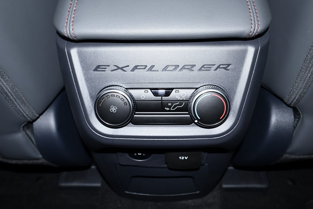 2025 Ford Explorer photo 14