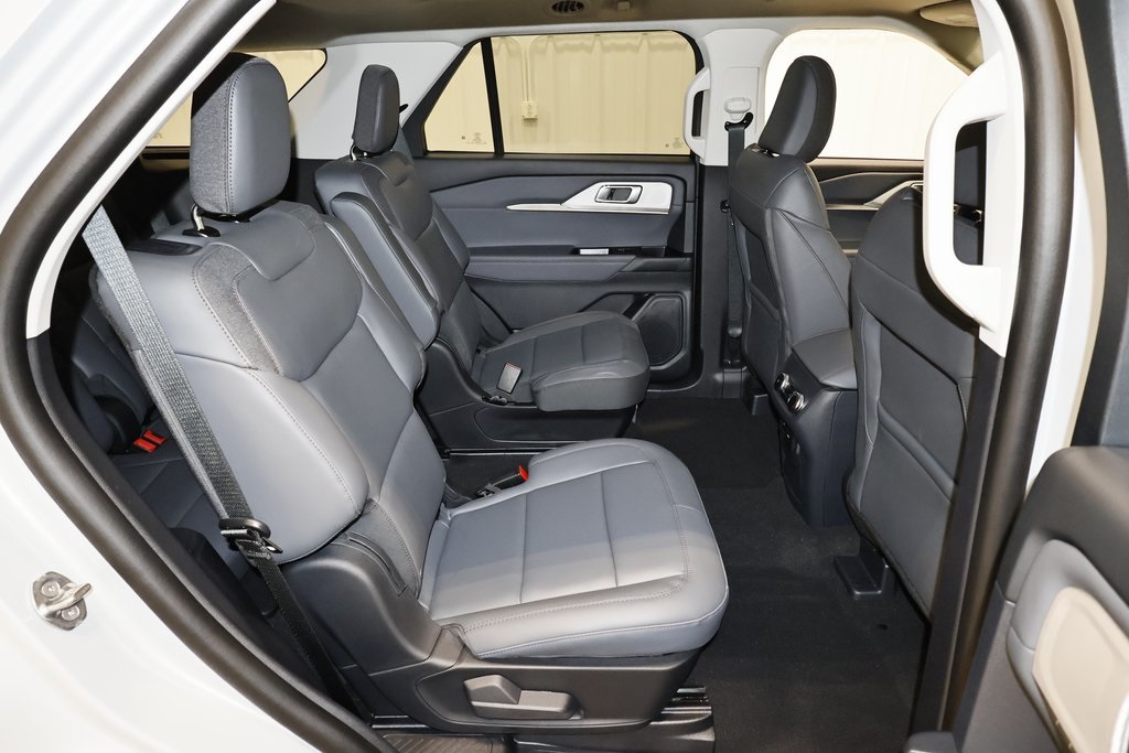 2025 Ford Explorer photo 16